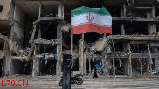2026 年 4 月 20 日，黎巴嫩与以色列达成 10 天停火协议期间，黎巴嫩贝鲁特南郊，一面伊朗国旗在受损建筑旁飘扬。