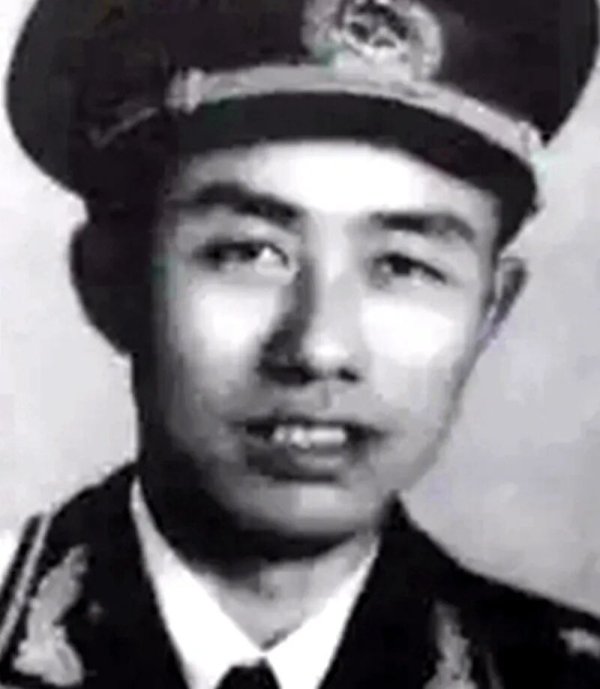 他是新四军走出的开国中将，1968年自杀，两个儿子都成为中将
