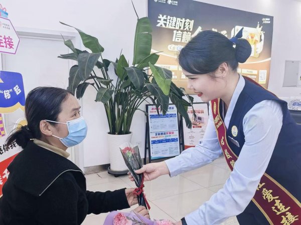 心级服务暖人心，感恩母爱传温情——山东移动泰安分公司开展母亲节感恩行动