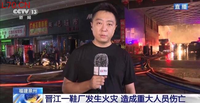 多辆救护车等待转运鞋厂火灾伤员 现场救援紧张进行