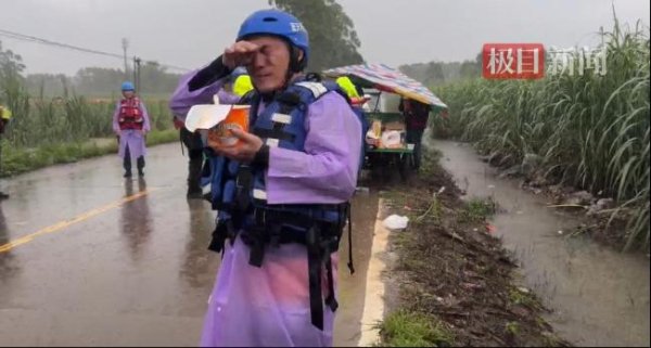 贵港救援人员席地而坐 冒雨吃饭 通宵救援后简餐充饥