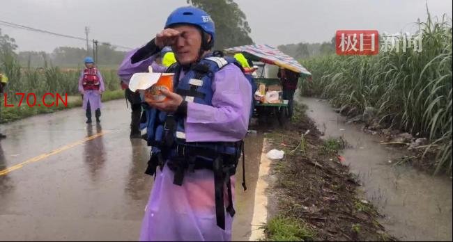 贵港救援人员席地而坐 冒雨吃饭