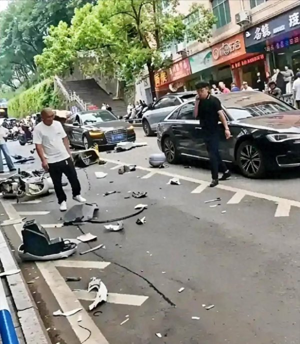 奔驰撞人后续: 遇难者是母女, 目击者曝司机技术差, 挪车还需指挥
